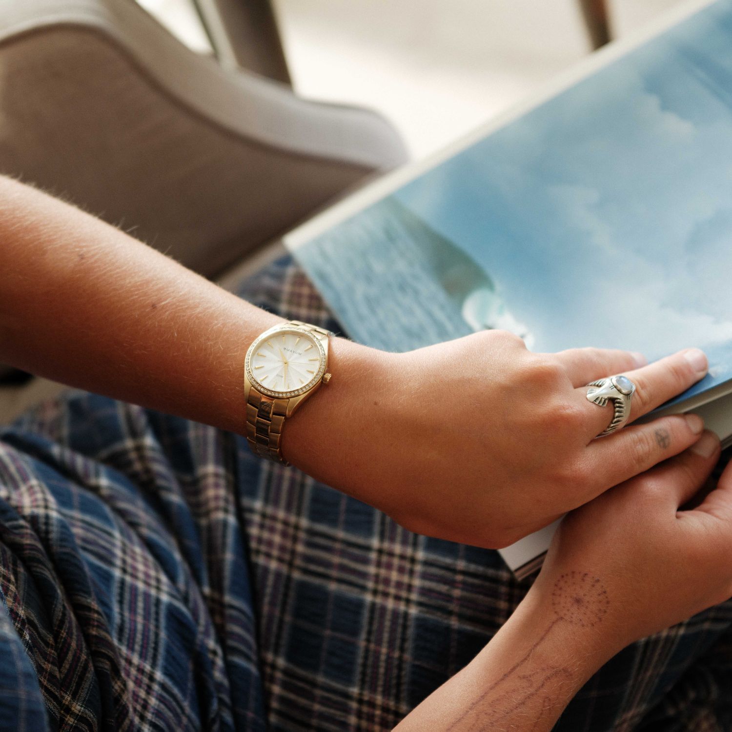 Sydney Crystal-Embellished Analogue Watch –White Dial, Gold Tone Case & Bracelet